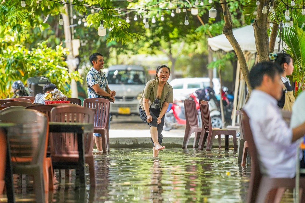 Thực khách đến  quán ăn sẽ phải cởi giày, dép và... lội nước.