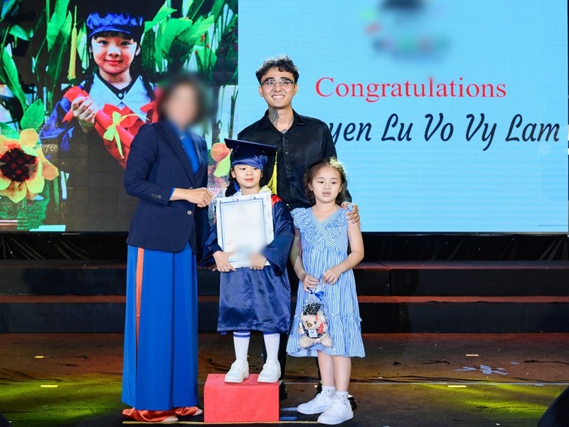 Mới đây, Bảo Ngọc -  vợ cũ Hoài Lâm đăng hình ảnh Đạt G dự lễ tốt nghiệp của bé Vy Lam. Đi kèm với đó, cô chia sẻ: “Mami rất nôn nóng về buổi biểu diễn tốt nghiệp của em, em khoe suốt 1 tháng về việc em nhảy đẹp, được đứng giữa, mami cũng chuẩn bị hết tất cả, và rồi.. ngoại mất ngay ngày hôm ấy, cám ơn ba đã thay mặt mami lo cho 2 bạn trọn vẹn hôm đấy nha”.