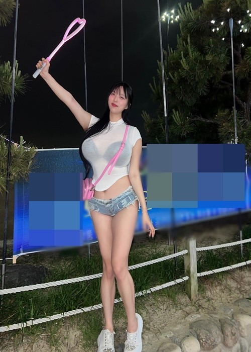 Mới đây,  hot girl Kim Gayoung diện áo xuyên thấu kết hợp quần short khi xuống phố.