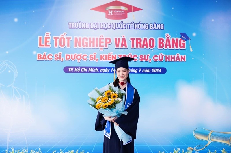  Sunny Đan Ngọc vừa tốt nghiệp ngành bác sĩ Răng Hàm Mặt của Đại học Quốc tế Hồng Bàng. 2 năm trước, cô tốt nghiệp chuyên ngành piano của Nhạc viện TP.HCM. Ngoài ra, những năm qua, Sunny Đan Ngọc còn đi hát, viết bài hát. Ảnh: FB Sunny Đan Ngọc.