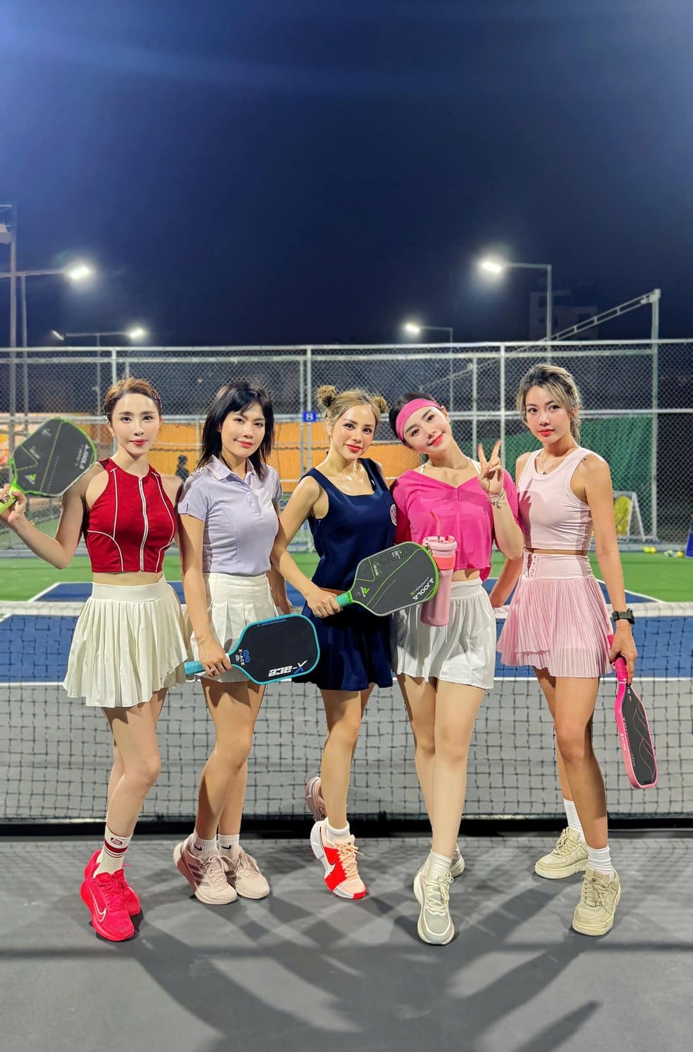 Pickleball là môn thể thao đang hot trong giới trẻ, đặc biệt là nghệ sĩ Việt. Nhiều người nổi tiếng đua nhau thử sức với bộ môn này. Bên cạnh việc ra sân để rèn luyện sức khỏe, các sao nữ cũng thi nhau chọn cho mình những mẫu trang phục bắt mắt, tôn dáng khi ra  sân chơi pickleball.