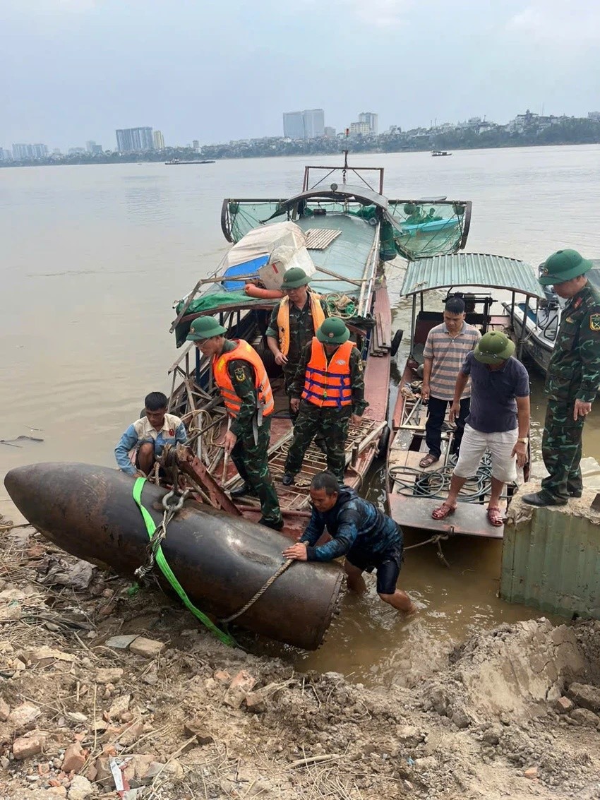 Sáng 20/10, Trung tâm Công nghệ xử lý bom mìn, Binh chủng Công binh, đã hủy nổ thành công 2 ngòi nổ của quả bom trên. Quả bom M118-3000 nằm cách mố cầu Long Biên số 6 khoảng 20m về hướng hạ lưu. Ảnh: BCCB