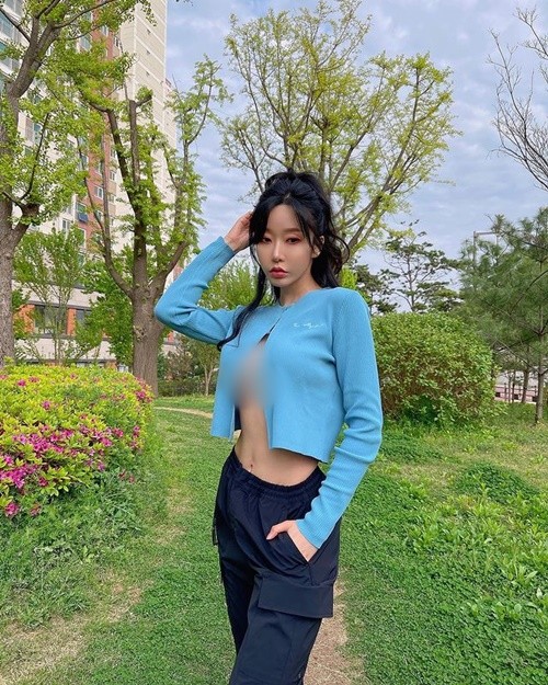  Hot girl Jeong Woo Joo gây xôn xao khi “mặc cho có". Chân dài lựa chọn chiếc áo croptop nhưng "quên nội y".