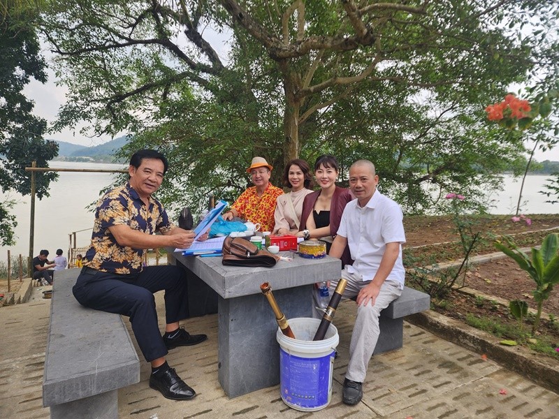 Trên trang cá nhân, đạo diễn Trần Bình Trọng (áo trắng) chia sẻ loạt ảnh hậu trường phim hài Tết Đại gia chân đất 2025. Diễn viên Thanh Hương (thứ hai bên phải) là một trong những gương mặt tham gia phim mới. Ảnh: FB Trần Bình Trọng.