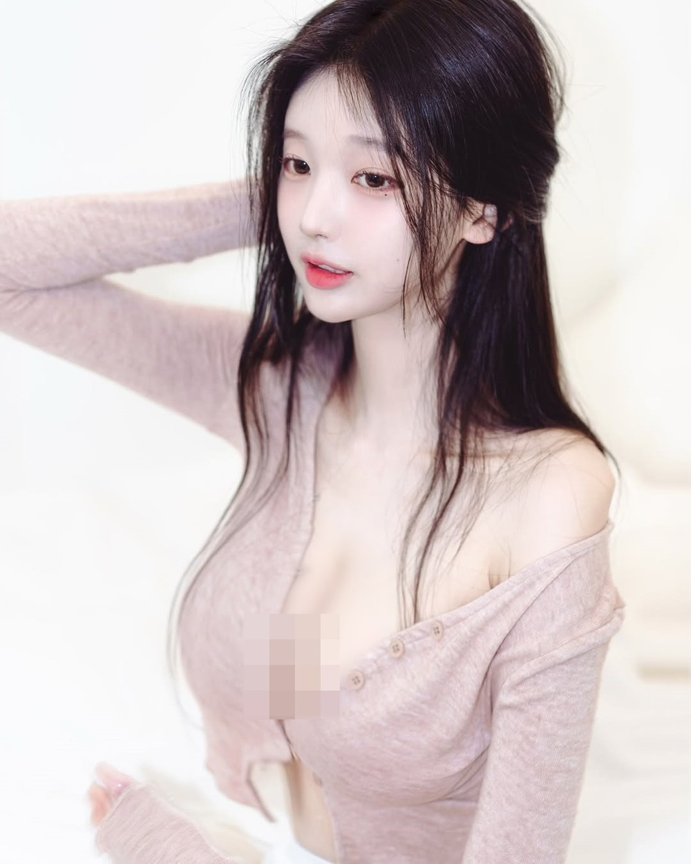 Mới đây,  hot girl Soon Ne gây chú ý khi đăng tải hình ảnh cởi bung cúc áo khoe vòng một gợi cảm.