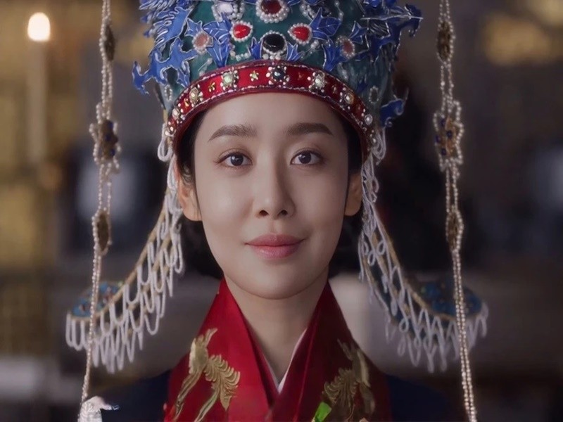 Trong phim truyền hình cổ trang The queen who crowns,  diễn viên Cha Joo Young đóng vai hoàng hậu Wongyeong. Mới đây, cảnh động phòng của Cha Joo Young và nam diễn viên Lee Hyun Wook gây tranh cãi vì quá táo bạo. Ảnh: Znews.