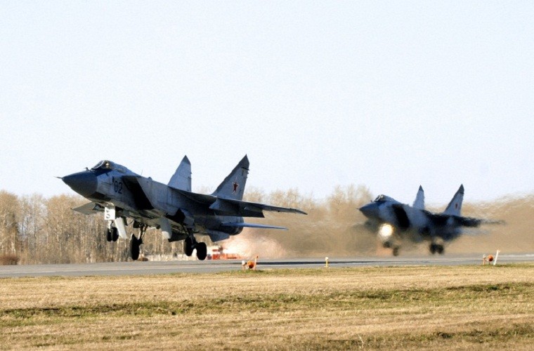  Mikoyan MiG-31: là máy bay tiêm kích đánh chặn siêu thanh do Liên Xô chế tạo (định danh NATO là Foxhound). MiG-31 được Không quân Nga sử dụng như là một điểm tựa ngăn chặn mọi cuộc tấn công bằng đường không của Phương Tây vào lãnh thổ nước Nga. Đặc điểm nổi bật nhất trên MiG-31 là nó có tốc độ nhanh nhất thế giới trong làng tiêm kích (Mach 2,83), trang bị radar cực mạnh cùng bộ vũ khí "đỉnh".