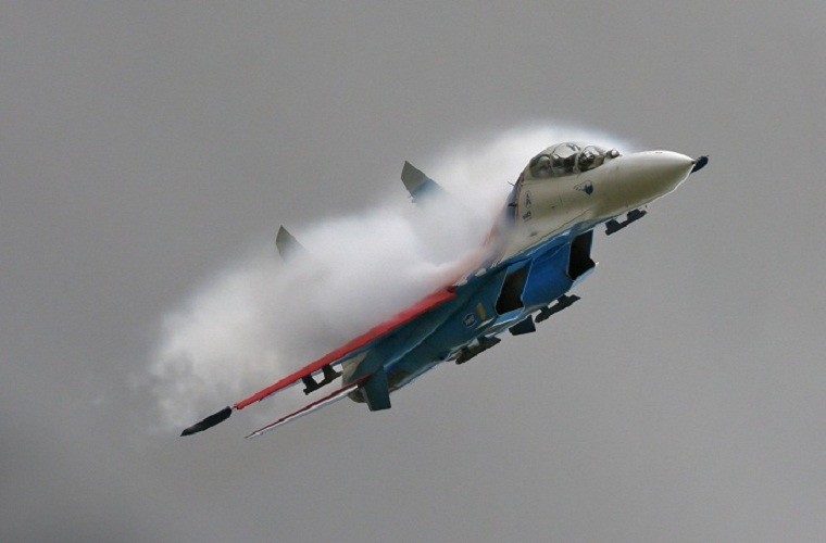  Sukhoi Su-27: là mẫu máy bay tiêm kích phản lực do Liên Xô phát triển (định danh NATO là Flanker), Su-27 được xem là đối trọng của Liên Xô trước các dòng máy bay chiến đấu khác của Mỹ như F-14 Tomcat, F-15 hoặc F/A-18.