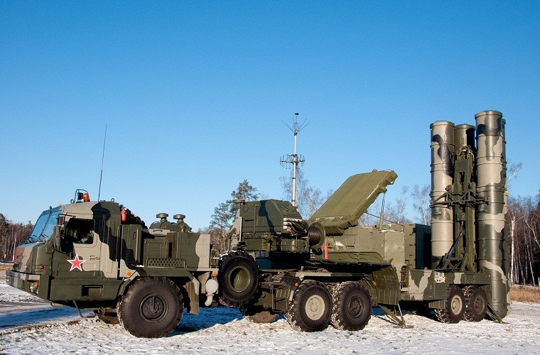  Tổ hợp tên lửa phòng không S-400 Triumf: Trong triển lãm quốc phòng Oboronexpo-2014, ấn tượng nhất vẫn là việc xuất hiện của tổ hợp tên lửa phòng không di động tầm xa S-400 của Quân đội Nga. Tổ hợp tên lửa S-400 (định danh NATO SA-21 Growler) là bản nâng cấp lớn từ tổ hợp tên lửa S-300 huyền thoại do Liên Xô chế tạo.