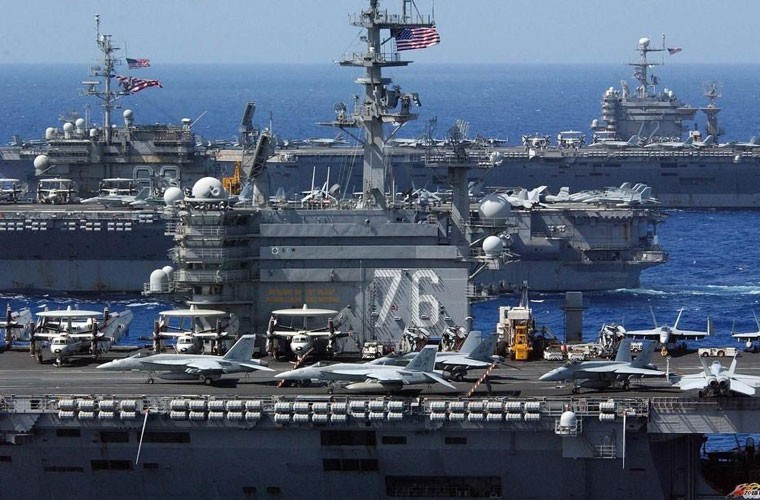 Biên đội 3 tàu sân bay gồm tàu USS Abraham Lincoln (CVN-72), tàu USS Kitty Hawk (CV-63) và tàu USS Ronald Reagan (CVN-76) của Hải quân Mỹ. Hiện Mỹ là quốc gia sở hữu nhiều tàu sân bay nhất thế giới với tổng cộng 11 chiếc (một chiếc đang thử nghiệm).