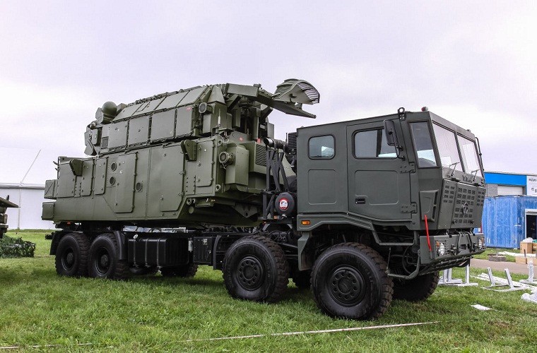  Triển lãm quốc phòng IndoDefence 2014 (5-8/11) là nơi qui tụ của các công ty quốc phòng có tên tuổi trên thế giới, bên cạnh đó đây cũng là triển lãm giới thiệu các thành tựu công nghiệp quốc phòng của Indonesia. Trong ảnh là tổ hợp tên lửa phòng không tầm ngắn Tor-M2KM được Tập đoàn quốc phòng Almaz-Antey của Nga mang đến triển lãm lần này.