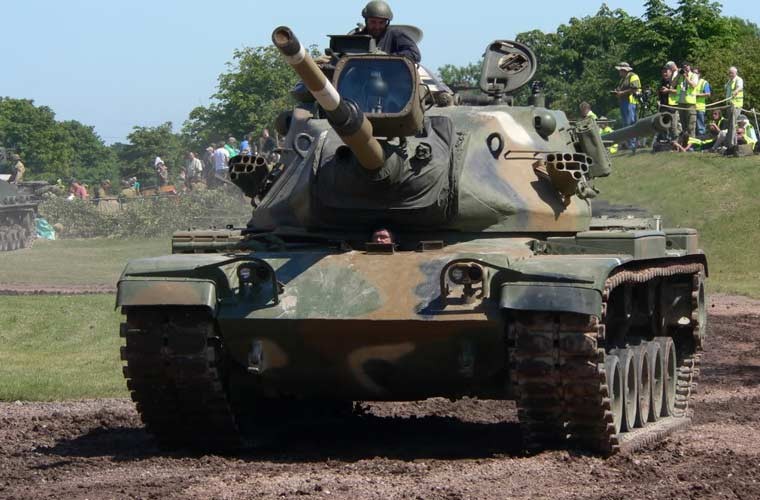  Xe tăng chiến đấu chủ lực M60 Patton được nhà máy xe tăng Detroit sản xuất dựa trên mẫu M48 từ năm 1960. Chiếc tăng dựa trên hoàn toàn theo khung thân M48, có cải tiến về hệ thống hỏa lực, hệ thống điện tử. M60 được bọc giáp dày 155,6mm (vị trí dày nhất), trang bị pháo chính rãnh xoắn 105mm M68. Hơn 15.000 chiếc đã được sản xuất cung cấp cho Mỹ và nhiều nước đồng minh Mỹ.