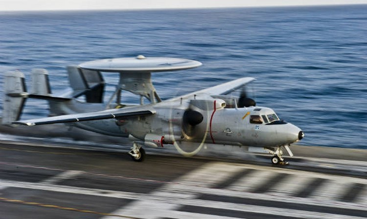  Grumman E-2 Hawkeye là dòng máy bay cảnh báo sớm có số lượng đông đảo nhất hiện nay trên thế giới, với 96 chiếc đang hoạt động trong lực lượng Hải quân Mỹ, Không quân Ai Cập, Nhật Bản, Đài Loan và trong Hải quân Pháp.