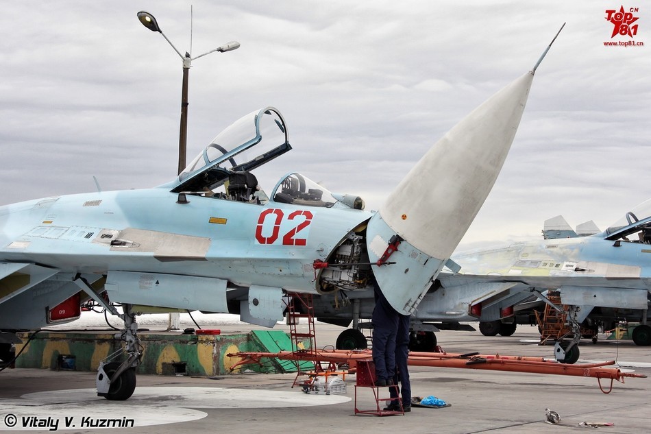 Bên trong phần mũ chụp của  mũi tiêm kích đánh chặn Su-27 chứa bộ phận radar điều hướng không chiến N001. Cách thiết kế này cũng được nhìn thấy trong F-15, F/A-18 của Mỹ, những đối thủ của Su-27.