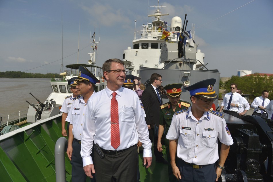 Sau khi kết thúc Hội nghị Thượng đỉnh An ninh châu Á tại Singapore,  Bộ trưởng Quốc phòng Mỹ Ashton Carter đã tới thăm lực lượng Hải quân và Cảnh sát biển Việt Nam ở Hải Phòng vào ngày 31/5. Ảnh: ông Ashton Carter thăm tàu Cảnh sát biển 8003 tại Hải Phòng.