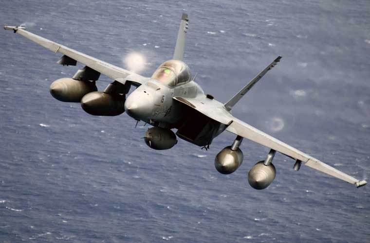 Ra đời đã lâu nhưng F/A-18E/F Super Hornet vẫn được xem là một trong 5  chiến đấu cơ Mỹ đáng gờm nhất thế giới bởi các khả năng tác chiến tuyệt vời của nó. Đây có thể được xem là thế hệ hai của dòng tiêm kích hạm F/A-18 Hornet do Mỹ phát triển từ những năm 1970-1980. So với thế hệ cũ, F/A-18E/F được cải tiến mạnh về khung thân, động cơ và hệ thống điện tử hàng không đem lại khả năng tác chiến vượt trội. Nó gần như là mẫu tiêm kích hạm trên tàu sân bay tuyệt vời nhất thế giới hiện nay, vượt xa về nhiều mặt so với mẫu Su-33, MiG-29K hay J-15.