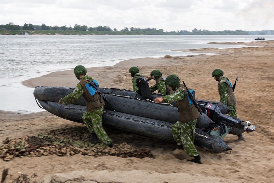 Cuộc thi International Army Games sẽ diễn ra từ ngày 1-15/8/2015 tại Nga với rất nhiều phần thi khác nhau. Ảnh: các  lính Công binh Nga đang di chuyển thuyền phao ra sông để tập luyện tranh tài cho phần thi Open Water và Safe Route tại cuộc thi sắp tới.