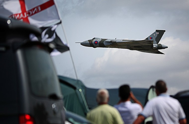 Tại triển lãm hàng không thường niên Royal International Air Tattoo (RIAT-2015) diễn ra ở căn cứ không quân Fairford thuộc Không quân Hoàng gia Anh, phi đội máy bay biểu diễn gồm  máy bay ném bom Avro Vulcan (số hiệu XH558) của Không quân Hoàng gia đã thực hiện chuyến bay cuối cùng của mình.