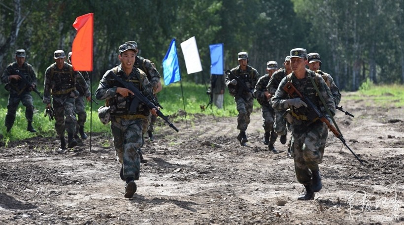 Các đội Nga, Trung Quốc và Belarus đang tham gia phần thi "Trinh sát chuyên nghiệp" trong khuôn khổ cuộc thi quân sự quốc tế Army Games 2015 tại Nga.