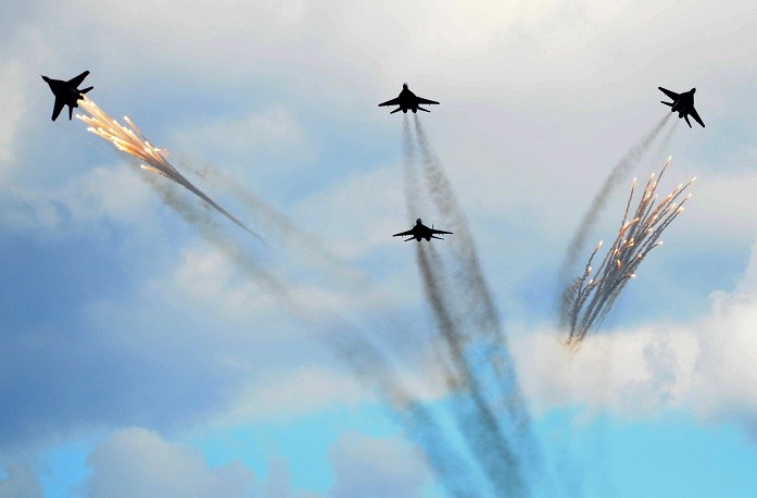 TASS cho biết, cuộc thi Aviadarts 2015 trong khuôn khổ Army Games tại Nga đã kết thúc hôm 7/8. Ảnh: tiêm kích MiG-29  Không quân Nga bắn pháo sáng dữ dội trên bầu trời.