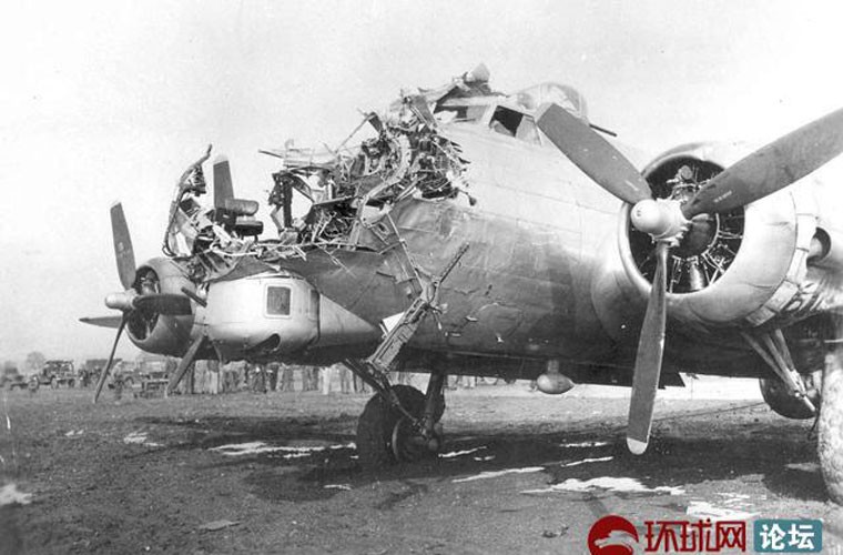  Máy bay ném bom B-17 Flying Fortress của Không quân Mỹ xứng đáng là máy bay "may mắn" nhất lịch sử chiến tranh. Trong số hàng trăm nghìn phi vụ không kích, B-17 dù bị vỡ nát đầu, thân, cánh nhưng lại vẫn có thể bay trở về căn cứ an toàn. Trong ảnh, chiếc B-17 số hiệu 43-38172 bị pháo Đức bắn nát phần mũi nhưng vẫn lết được về căn cứ, đáng tiếc là sĩ quan ném bom đã thiệt mạng.