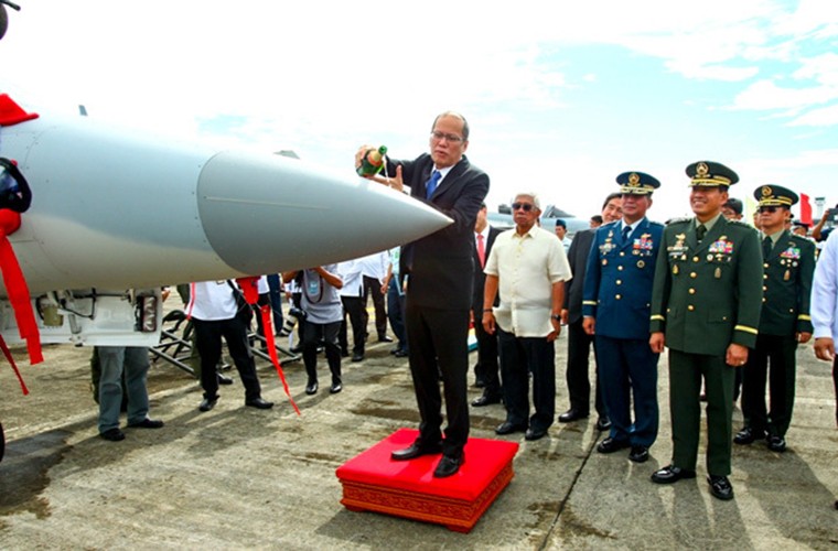 Mạng Sina vừa cho đăng tải hình ảnh buổi lễ Không quân Philippines đưa vào trang bị hai chiếc  chiến đấu cơ FA-50PH đầu tiên do Tập đoàn công nghiệp hàng không Hàn Quốc (KAI) sản xuất. Buổi lễ trên còn có sự xuất hiện của cả Tổng thống Philippines Benigno Aquino cùng nhiều quan chức cao cấp của nước này.