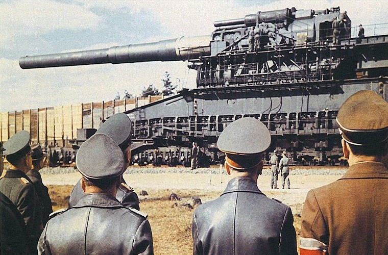 Trong Chiến tranh Thế giới thứ 2, quân đội của trùm phát xít Hitler luôn được trang bị những thứ vũ khí hiện đại nhất thế giới lúc đó. Thậm chí nhiều mẫu vũ khí phải mất khoảng thời gian rất lâu sau Chiến tranh Thế giới thứ 2 Mỹ và Nga mới có thể chế tạo được. Sau đây là 4 trong số những  vũ khí bí mật mà Hitler hy vọng sẽ giúp hắn thay đổi được cục diện cục chiến.