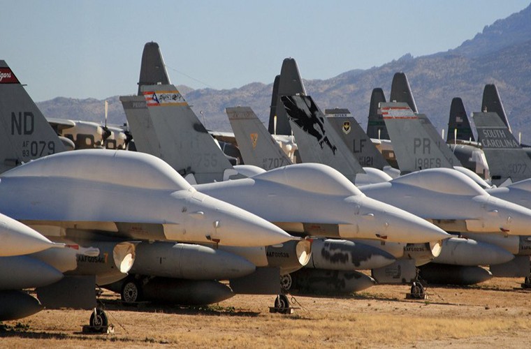 Boneyard là trung tâm bảo dưỡng hàng không lớn nhất của Mỹ nơi lưu dữ và niêm cất hơn 4.000 máy bay quân sự các loại từng hoạt động trong biên chế Quân đội Mỹ từ tận Chiến tranh Thế giới thứ II cho đến nay. Trong ảnh là dàn máy bay chiến đấu F-16 của Không quân Mỹ được niêm cất dài hạn tại Boneyard.