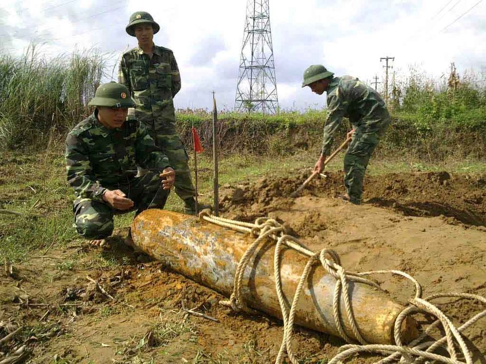 Giải phóng những bãi mìn luôn là nhiệm vụ nặng nề đối với lính công binh. Họ thường xuyên phải đối mặt với tình huống nguy hiểm đến tính mạng trong những lần xữ lý bom, mìn, vật liệu nổ. Ngoài vấn đề nguy hiểm, việc xữ lý mìn thủ công tốn nhiều thời gian và nhân lực.