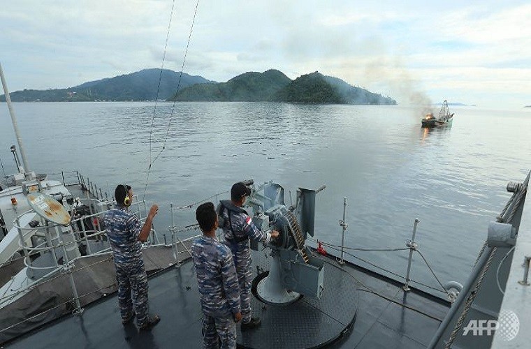 Tạp chí quân Jane’s dẫn thông cáo báo chí của Hải quân Indonesia cho biết, tàu hộ vệ chống ngầm KRI Imam Bonjol lớp Kapitan Pattimura của hải quân nước này hôm 18/6 đã bắn cảnh cáo các tàu cá Trung Quốc xâm phạm lãnh hải Indonesia gần Quần đảo Natuna.