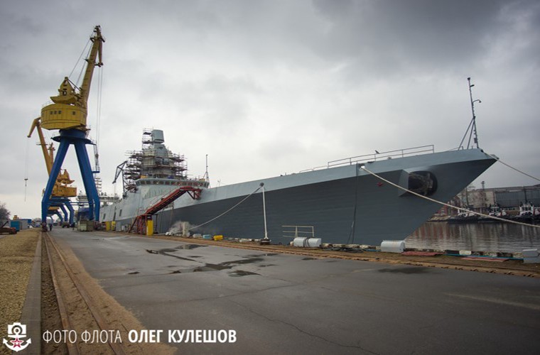 Trang tin quân sự Navy Recognition dẫn thông cáo báo chí của nhà máy đóng tàu Severnaya Verf cho biết, nhà máy này đã hoàn tất việc lắp đặt hệ thống vũ khí lên  chiến hạm Project 22350 thứ hai mang tên Đô đốc Kasatonov của Hải quân Nga.