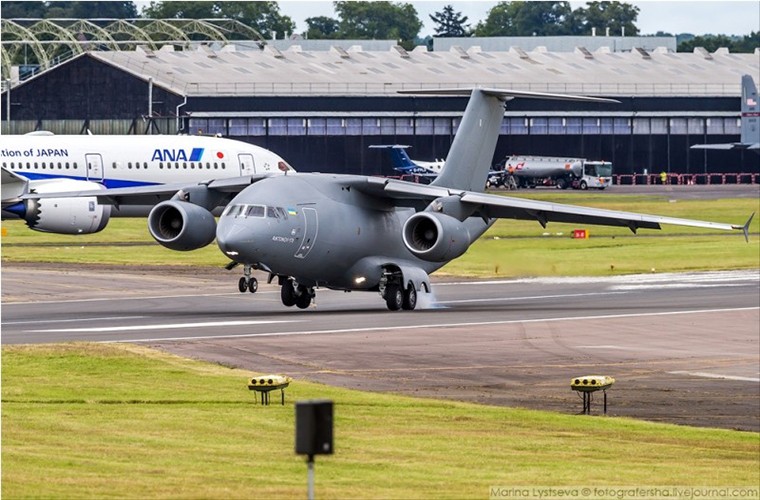 Tại triển lãm hàng không quốc tế Farnborough diễn ra vào giữa tháng 7, Tập đoàn xuất nhập khẩu vũ khí nhà nước Ukroboronprom của Ukraine đã đưa tới triển lãm máy bay vận tải An-178 - thiết kế máy bay vận tải mới nhất và hiện đại nhất của ngành CNQP nước này.