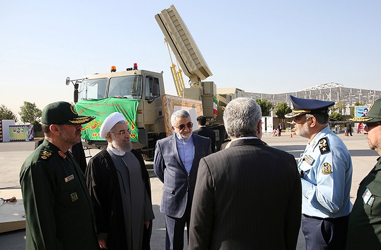 Theo hãng thông tấn Sputnik, hôm 21/8 Tổng thống Iran Hassan Rouhani đã tham dự buổi lễ ra mắt chính thức tổ hợp  tên lửa phòng không tầm xa đầu tiên do Iran tự chế tạo. Vũ khí mới mang tên Bavar-373 vốn từ lâu được quảng cáo sở hữu sức mạnh tương đương tổ hợp tên lửa phòng không S-300 của Nga.