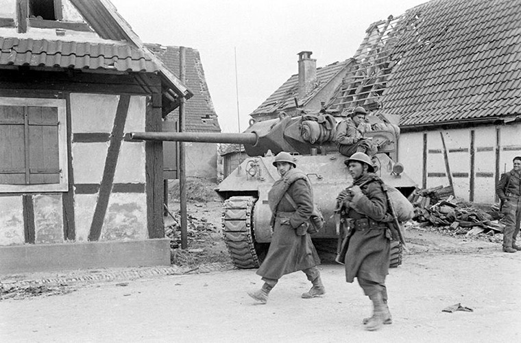 Trong giai đoạn đầu năm 1945 sau khi nước Pháp được giải phóng, Tướng Charles de Gaulle người đứng đầu chính phủ lâm thời cũng như lực lượng vũ trang Pháp lúc đó đã nhanh chóng cải tổ quân đội dưới sự viện trợ của Mỹ và Anh tiến đánh Đức trong vị thế hoàn toàn mới.