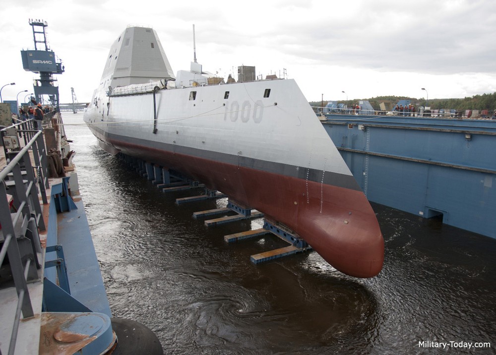  Số 1: Zumwalt, Mỹ. Chiến hạm đến từ tương lai là thiết kế tiên tiến nhất của hải quân Mỹ. Tàu mang trong mình nhiều giải pháp công nghệ mang tính cách mạng đối với tác chiến hải quân. Ban đầu, Mỹ dự định đóng mới 32 tàu nhưng sau đó giảm xuống chỉ còn 3 tàu do đơn giá quá cao.