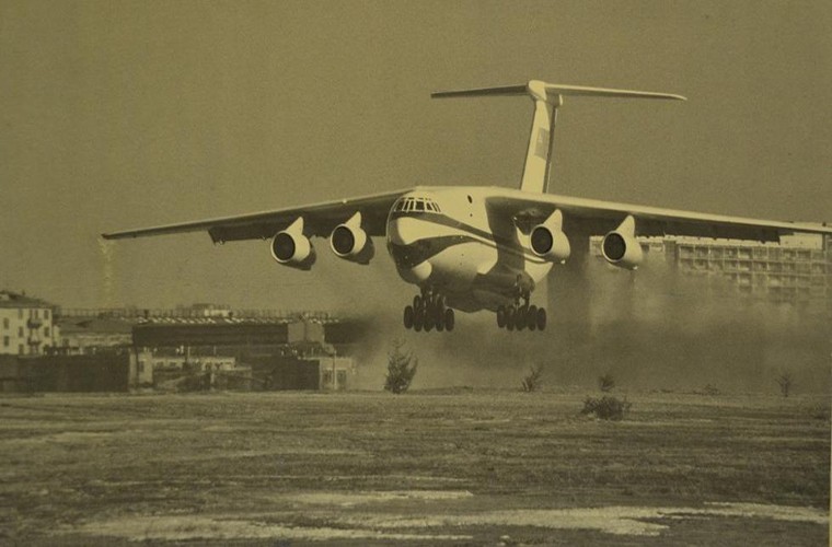 Được phát triển vào đầu những năm 1970 của thế kỷ trước, Ilyushin IL-76 là dòng máy bay vận tải quân sự chiến lược chủ lực của Không quân Liên Xô và Nga sau này. Cho đến nay vai trò của IL-76 hầu như không thay đổi khi vẫn là nền tảng máy bay quân sự chính của Nga từ vận tải đường không, trinh sát điện tử cho đến hỗ trợ nhân đạo. Trong ảnh là nguyên mẫu IL-76 thực hiện chuyến bay thử nghiệm đầu tiên của mình vào ngày 25/3/1971. Nguồn ảnh: QQ.