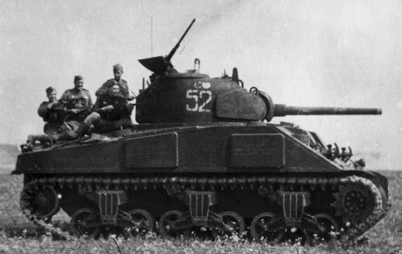 Có một điều đáng ngạc nhiên, so với mẫu T-34 thì  xe tăng M4 Sherman luôn giành được sự ưu ái nhiều hơn của cánh lái xe tăng Liên Xô. Nguồn ảnh: Glue.