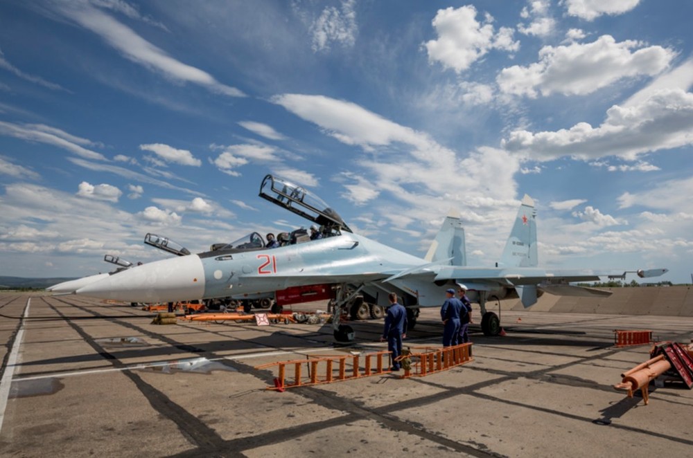 Theo đó những tiêm kích đa năng Su-30SM được phát triển bởi Sukhoi với chuyến bay đầu tiên vào năm 2012, trong khi đó những tiêm kích hạng nặng F-15E lại thực hiện chuyến bay đầu tiên của mình từ năm 1986. Nguồn ảnh: BI.