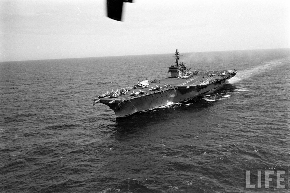  USS Constellation mang số hiệu CV-64 được gia nhập biên chế Hải quân Mỹ từ năm 1961 là một trong những tàu sân bay hoạt động "hăng hái" nhất ngoài Biển Đông Trong Chiến tranh Việt Nam. Nguồn ảnh: Flickr.