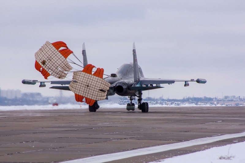 Tiêm kích bom Su-34 Fullback hạ cánh sau đợt bay huấn luyện. Quân khu phía Tây là một trong những vị trí phòng thủ chiến lược của quân đội Nga nên ở đây được biên chế nhiều vũ khí hiện đại. Ảnh: Bộ Quốc phòng Nga.