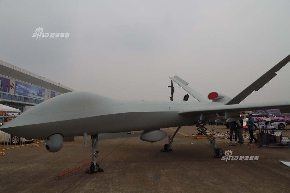 Mẫu máy bay tấn công không người lái (UAV) Wing Long của Trung Quốc. Nó được xem là bản sao của MQ-9 Reaper do Mỹ chế tạo. Thiết kế khí động học của Wing Long y chang MQ-9, điểm khác biệt duy nhất là nó bổ sung thêm một radar SAR ở dưới bụng. Ảnh: Sina.