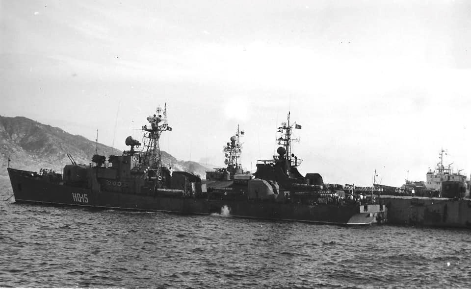 Theo mạng Russianship, vào các năm 1978, 1983 và 1983, Liên Xô đã viện cho Hải quân Nhân dân Việt Nam 5 tàu tuần tiễu săn ngầm Project 159A/AE (NATO gọi là lớp Petya) lần lượt mang số hiệu: 09, 11, 13, 15 và 17. Sự có mặt của các tàu này nâng cao đáng kể khả năng tuần tra bảo vệ bờ biển Việt Nam trong tình hình mới. Nguồn ảnh: Kênh QPVN