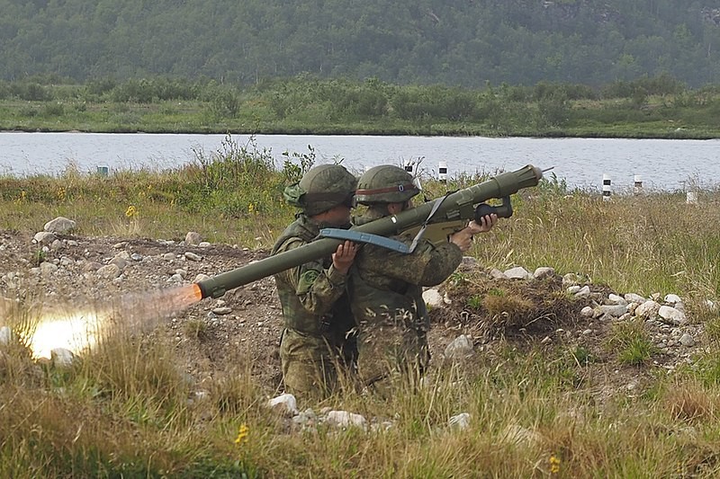 TASS dẫn nguồn phòng báo chí Quân khu Trung tâm cho hay, các binh sĩ Quân đội Nga trang bị  tên lửa Igla-S đã đẩy lùi một cuộc tấn công bằng tên lửa hành trình của kẻ thù nổi tiếng vào trận địa tên lửa phòng không Buk-M2 trong cuộc diễn tập ở miền Nam vùng Astrakhan. Nguồn ảnh: Wikipedia