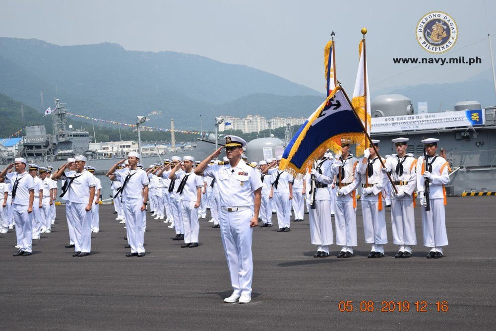 Hôm 5/8, tại căn cứ hải quân Hàn Quốc ở Jinhae-gu,  Hải quân Philippines đã nhận bàn giao chính thức tàu hộ vệ PCC 762 Chungju từ Hải quân Hàn Quốc theo thỏa thuận với giá cả hữu nghị nhất (gần như cho không). Ảnh: Philippine Navy