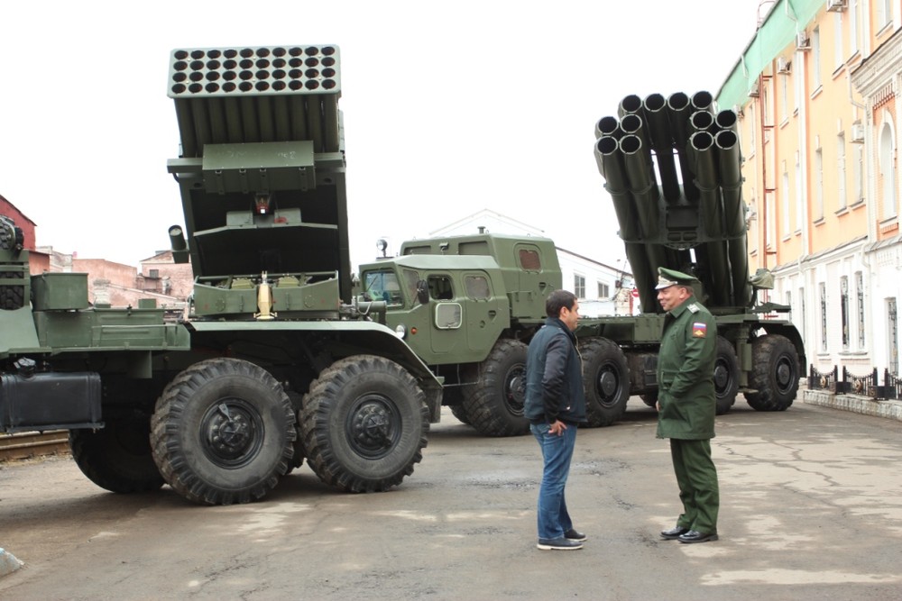 Hãng tin TASS dẫn thông cáo báo chí Tập đoàn Rostec cho hay, Tập đoàn Techmash sẽ đưa ra thị trường quốc tế hệ thống pháo phản lực phóng loạt Tornado-S trang bị các viên đạn cỡ 300mm thông minh. Ảnh: Bastion-Kapenko