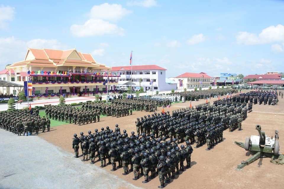 Hồi cuối tháng 10/2019, tại Thủ đô Phnom Penh, Lữ đoàn 70 (hay còn gọi là B-70) đã tiến hành cuộc duyệt binh quy mô kết hợp trưng bày vũ khí trang bị. Cuộc duyệt binh được cho là nhằm kỷ niệm ngày thành lập của lữ đoàn "VIP" nhất  Quân đội Campuchia. Nguồn ảnh: bmpd