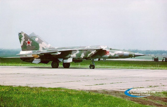 Dù không có chiến tích lẫy lừng như MiG-21, nhưng  MiG-25 vẫn thuộc hàng một trong những dòng máy bay tiêm kích nổi tiếng nhất thế giới, thậm chí kể cả khi chúng không còn hoạt động trên thế giới. Sự nổi tiếng không phải là chiến tích chấn động toàn cầu mà là tốc độ nhanh khủng khiếp, nó bay nhanh tới mức có thời điểm không có máy bay tiêm kích nào của Mỹ-NATO bắt kịp. Ảnh: Rusarmy