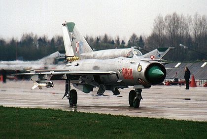  Mikoyan-Gurevich MiG-21 là loại chiến đấu cơ phản lực một động cơ chính thức được đưa vào hoạt động trong không quân Xô Viết từ năm 1959, với hơn 10.000 chiếc đã được chế tạo bởi nhiều quốc gia và sử dụng bởi hơn 50 không quân trên toàn thế giới, đây có thể coi là mẫu máy bay thành công nhất trong lịch sử hàng không Liên Xô. Ảnh: MiG-21 BIS của không quân Ba Lan.