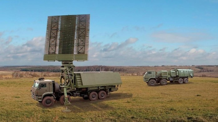 Ngày 21/5/2020 vừa qua, Tổng giám đốc công ty Rosoboronexport (chuyên trách về vấn đề buôn bán vũ khí của Nga) cho biết Nga đã bắt đầu giới thiệu phiên bản xuất khẩu của radar có khả năng phát hiện mục tiêu bay với tốc độ siêu thanh tên gọi 59N6-TE. Các công việc tiếp thị để có thể đưa sản phẩm ra chào bán thị trường đã được bắt đầu. Ảnh: Xe chở đài  radar 59N6-TE và xe chỉ huy. Nguồn: Rosoboronexport.