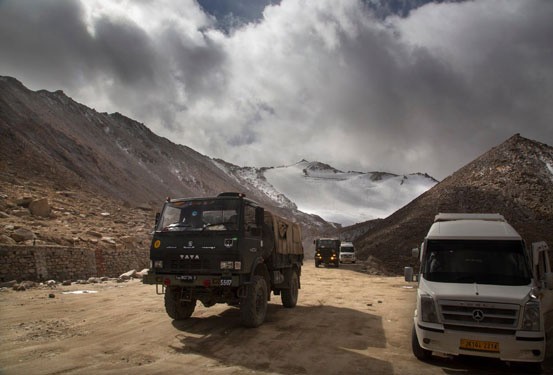  Xung đột biên giới Trung Quốc - Ấn Độ tăng nhanh đáng kể từ đầu tháng 5 tại khu vực Ladakh cho đến nay vẫn chưa hề có dấu hiệu hạ nhiệt, thay vào đó là những hành động gây leo thăng căng thẳng liên tục giữa hai bên. Ảnh: Đoàn xe vận tải của Ấn Độ di chuyển về phía biên giới.